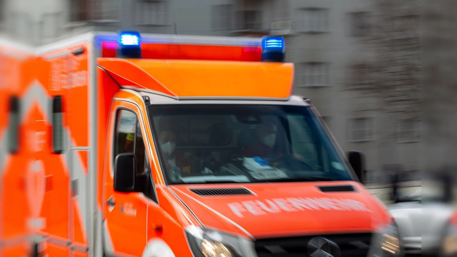 Ein Rettungswagen der Feuerwehr fährt auf einer Straße. (Foto: Fernando Gutierrez-Juarez/dpa/Symbolbild)