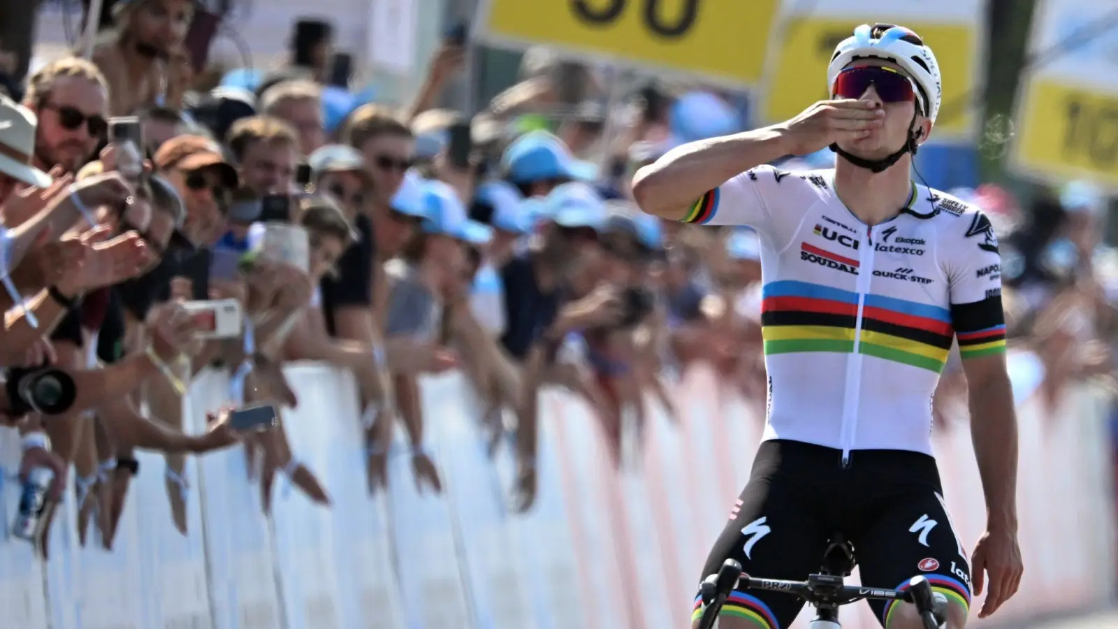 Remco Evenepoel erinnert bei seiner Zieldurchfahrt an den verunglückten Kollegen Gino Mäder. (Foto: Gian Ehrenzeller/KEYSTONE/dpa)