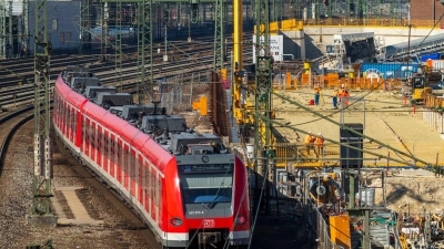 Mitten im Berufsverkehr musste die Stammstrecke in München teilweise gesperrt werden. (Archivbild) (Foto: Peter Kneffel/dpa)