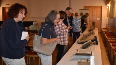 Ausgewählte Buch-Exemplare aus der Neustädter Kirchenbibliothek waren unlängst anlässlich der Jubiläumsfeier zu deren 500-jährigen Bestehen im evangelischen Gemeindezentrum zu sehen.  (Foto: Ute Niephaus)