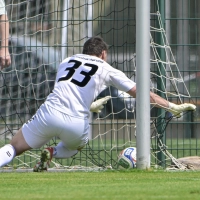 Eine sympthomatische Szene: Im wichtigen Kellerduell gegen den TSV Buch verunglückte schon nach fünf Minuten ein Flankenball so, dass Steinachgrunds Torwart Nicolas Hurler alt aussah. Der Ball schlug im Tor ein, Gutenstetten verlor letztlich 2:4.  (Foto: Martin Rügner)