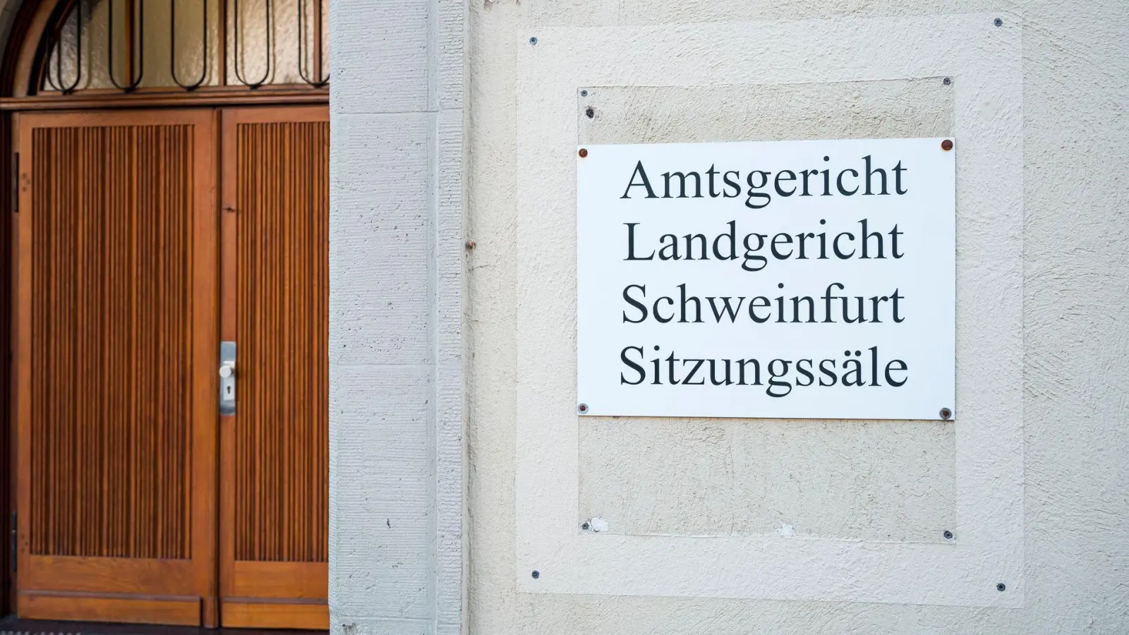 Im Streit soll ein Mann einen anderen in einem Raum für Obdachlose in der Schweinfurter Innenstadt getötet haben. (Symbolbild) (Foto: Daniel Vogl/dpa)