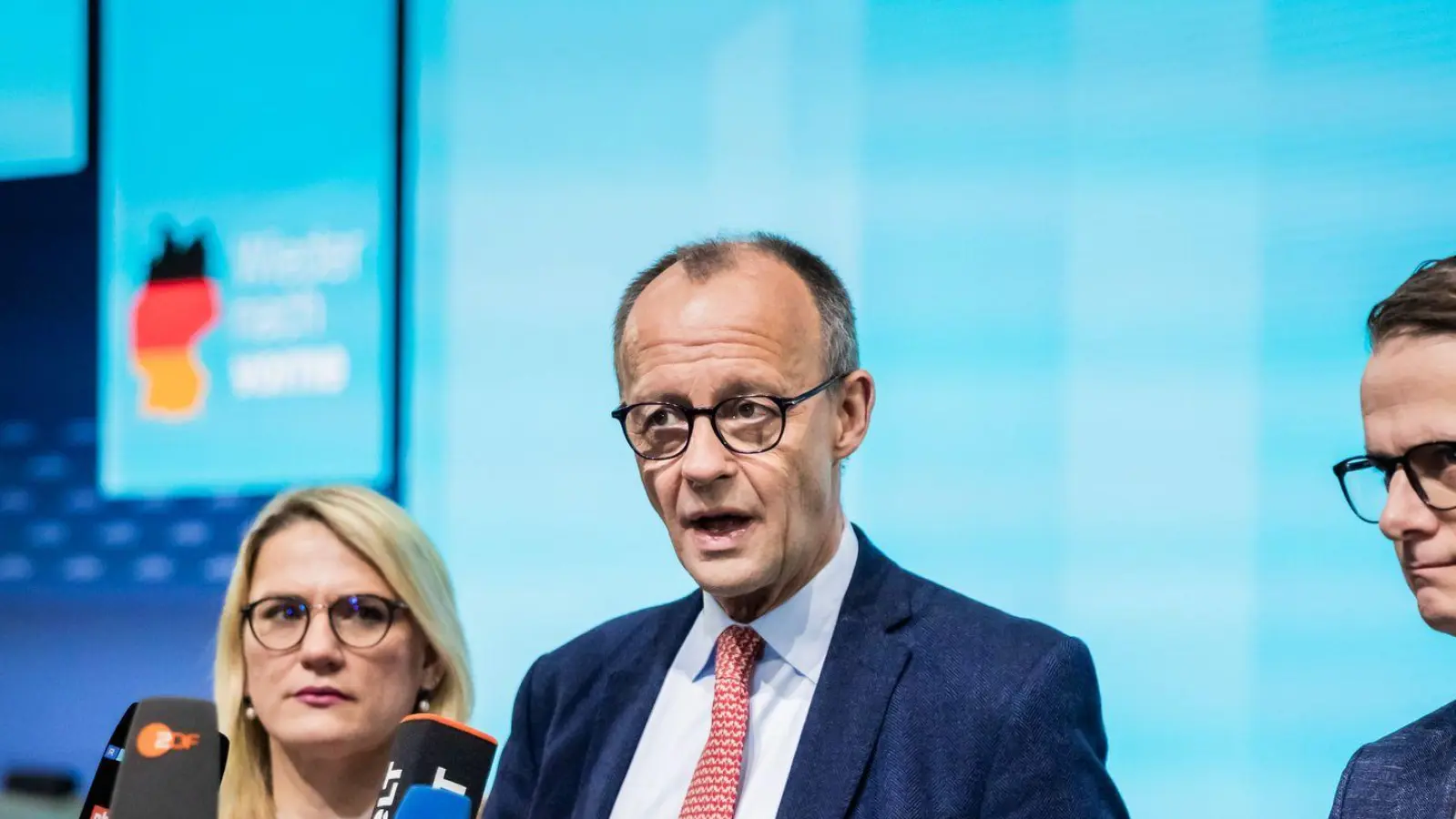 Unionskanzlerkandidat Friedrich Merz (CDU) hat die Bedeutung des Demonstrationsrechts betont und gleichzeitig Friedlichkeit angemahnt.  (Foto: Christoph Soeder/dpa)