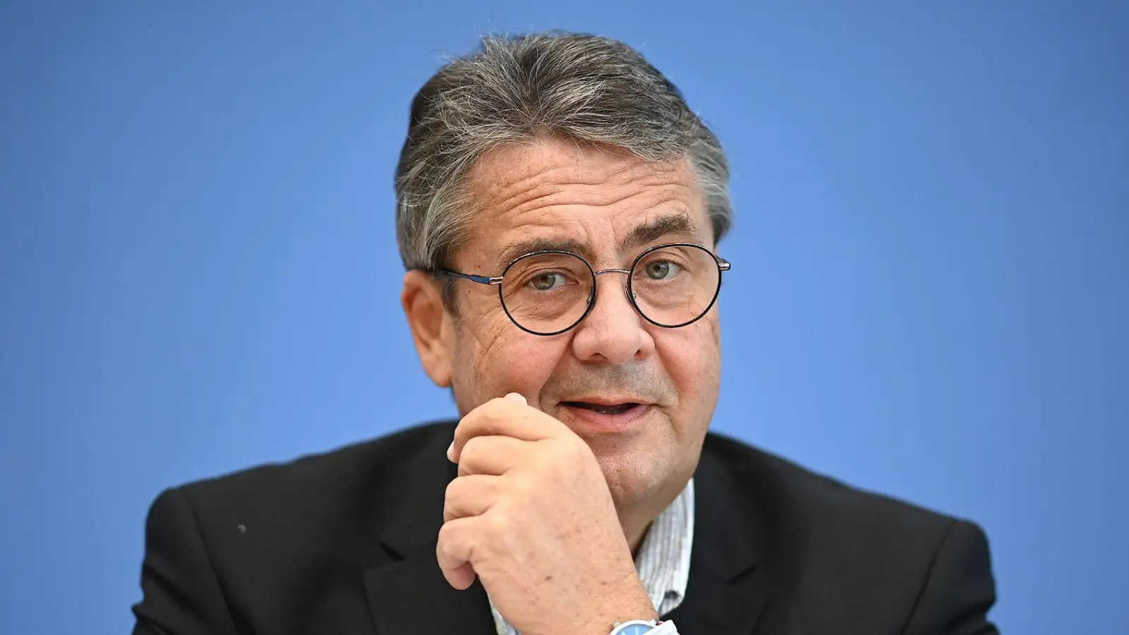 Sigmar Gabriel spricht im Jahr 2020 bei einer Pressekonferenz. (Foto: Britta Pedersen/dpa-Zentralbild/dpa)