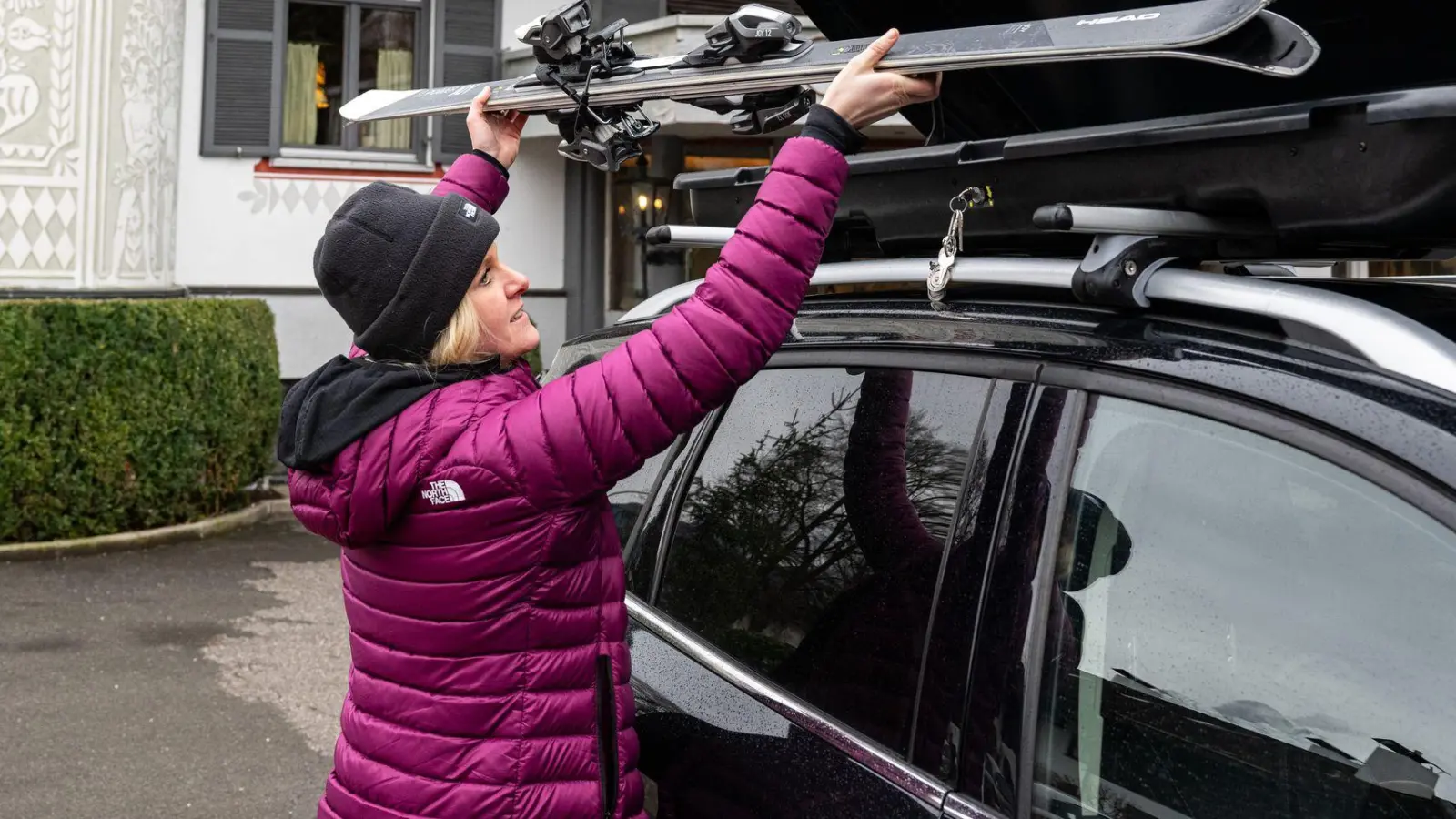 Idealer Ort: Wer seine Skier in einer Dachbox mitfahren lässt, transportiert diese nicht nur sicher, sondern hat auch noch mehr Platz im Innenraum des Autos. (Foto: Benjamin Nolte/dpa-tmn)