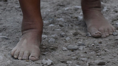 Ein hinduistischer Gläubiger geht barfuß während der Pilgerreise vom Baltal Base Camp zum heiligen Höhlenschrein im indischen Unionsterritorium Jammu und Kaschmir.  (Foto: Basit Zargar/ZUMA Press Wire/dpa)