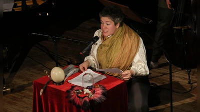 Interpretierte kraftvoll Annette von Droste-Hülshoffs Gedichte: die Lyrikerin Nora Gomringer. (Foto: Martina Kramer)