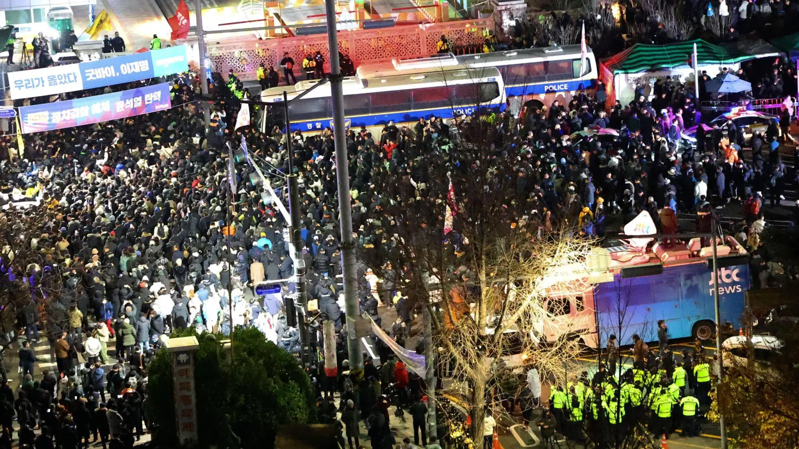 Demonstranten vor dem Parlamentsgebäude in Seoul. (Foto: Kim Do-hoon/Yonhap/AP/dpa)