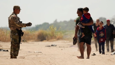 Die US-Regierung unter Präsident Donald Trump geht hart gegen Migranten vor - nicht nur solche ohne gültigen Aufenthaltsstatus. (Archivbild) (Foto: Eric Gay/AP/dpa)