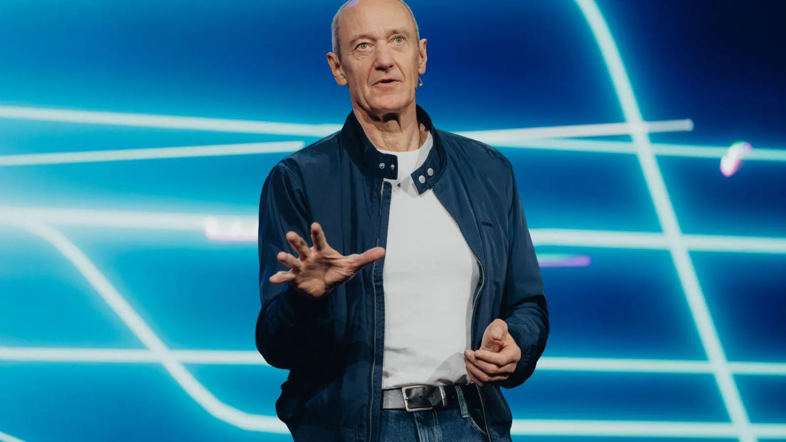 Siemens-CEO Roland Busch kündigt auf der Technikmesse CES 2026 mehrere Initiativen zum KI-Einsatz in der Industrie an. (Foto: Uncredited/Siemens/dpa)