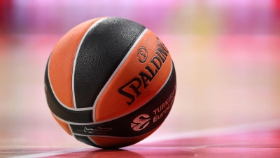 Ein Basketball liegt auf dem Spielfeld (Foto: Tobias Hase/dpa/Symbolbild)