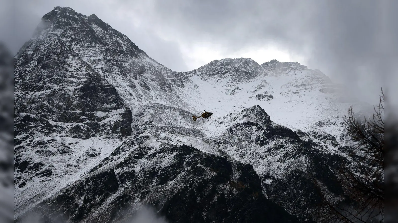 Über dem Ortlergebirge hingen am Wochenende dichte Wolken.  (Foto: Karl-Josef Hildenbrand/dpa)