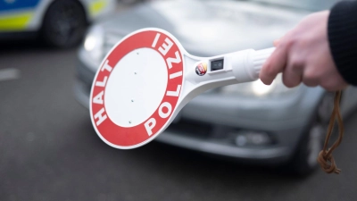 Das überladene Auto mit sechs ungesicherten Kindern fiel bei einer Grenzkontrolle auf. (Symbolbild) (Foto: Marijan Murat/dpa)
