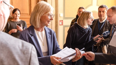 Ulrike Scharf, Ministerin für Familie, Arbeit und Soziales, nahm die Unterschriften entgegen. (Foto: Thomas Kleiner)