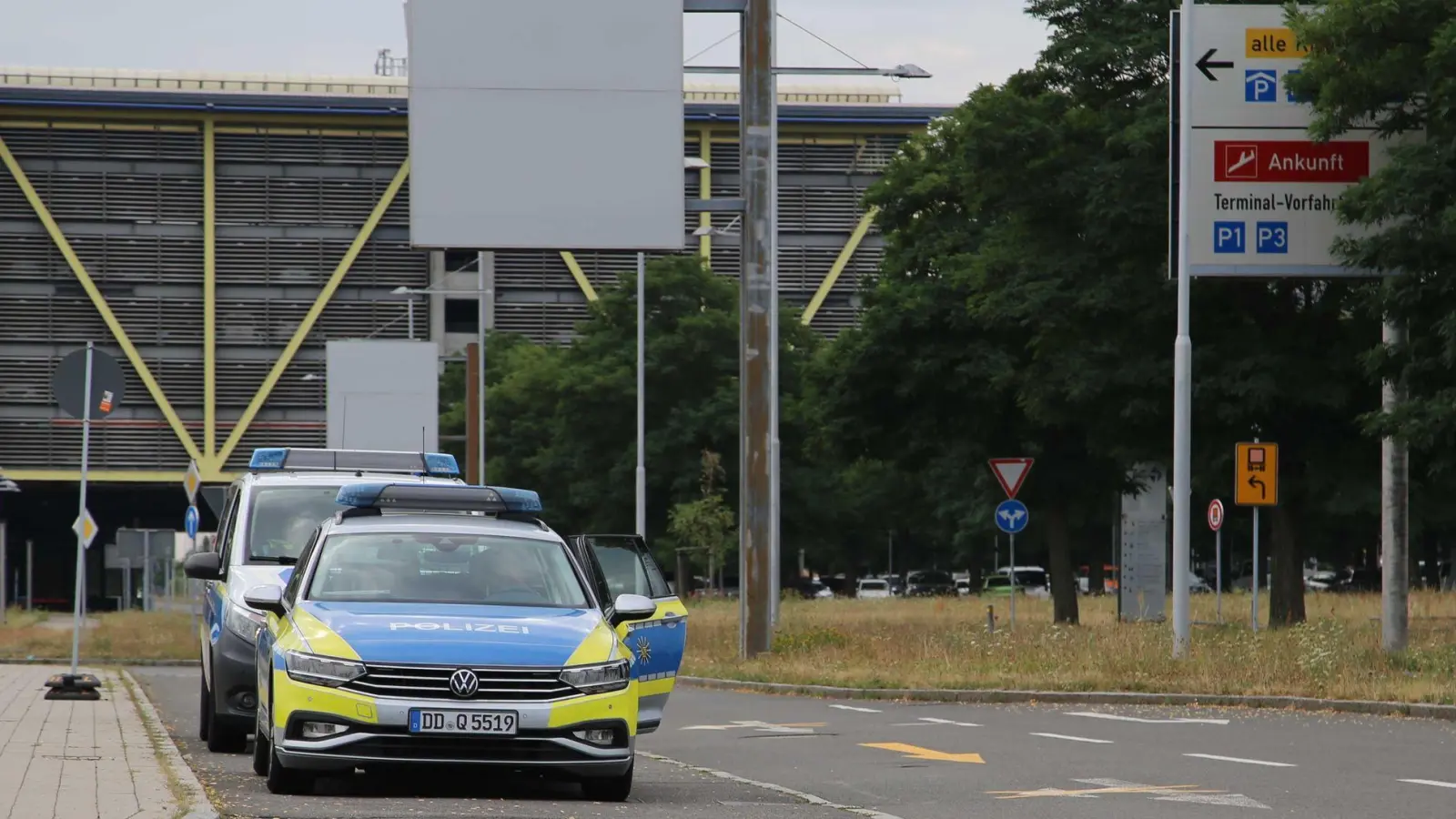 Rund um den Vorfall am Leipziger Flughafen sind noch viele Fragen offen. (Foto: Tobias Junghanns/dpa)