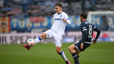 Der Karlsruher SC zieht bei Paul Scholl (l) die Kaufoption. (Archivbild) (Foto: Fabian Strauch/dpa)