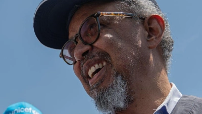 Der WHO-Chef besucht den Ebola-Hotspot. (Foto: Moses Sawasawa/AP/dpa)