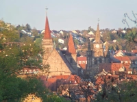 Die Ansbacher Stadtkirchen St Johannis und St Gumbertus in der Abendsonne - gesehen in Ansbach (Foto: Harmens Karg)
