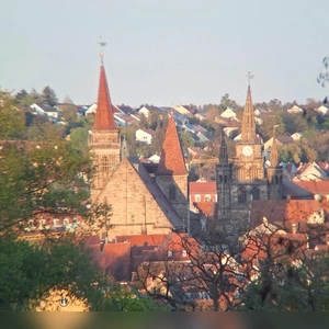 Die Ansbacher Stadtkirchen St Johannis und St Gumbertus in der Abendsonne - gesehen in Ansbach (Foto: Harmens Karg)