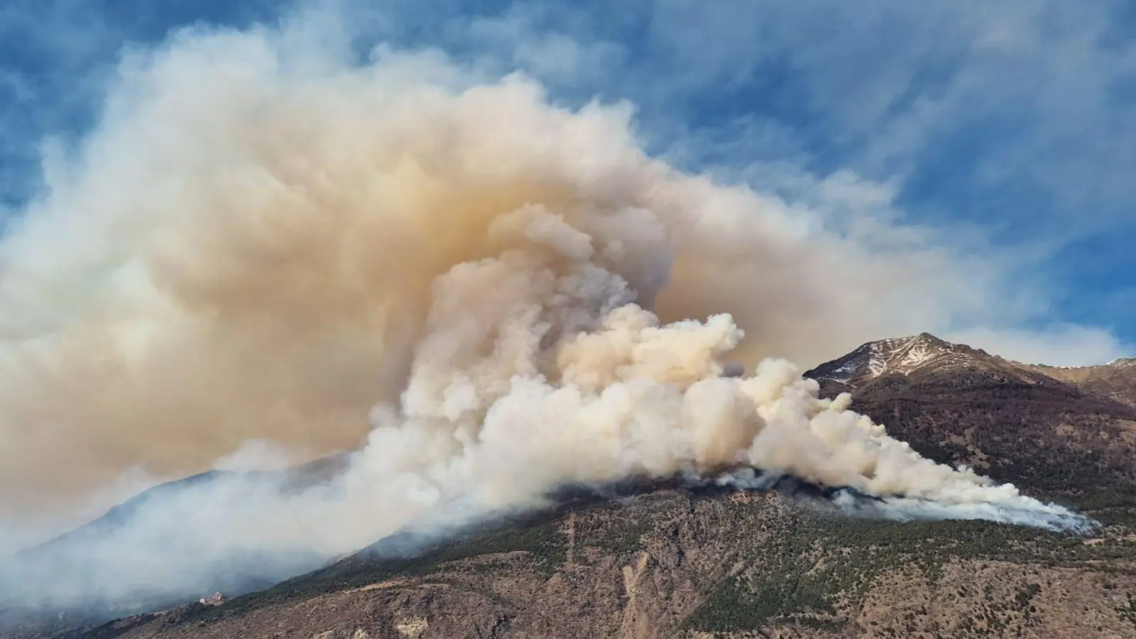 Der Brand war am Donnerstag oberhalb von Latsch im Vinschgau ausgebrochen. (Foto: LPA/Landesfeuerwehrverband/APA/dpa)