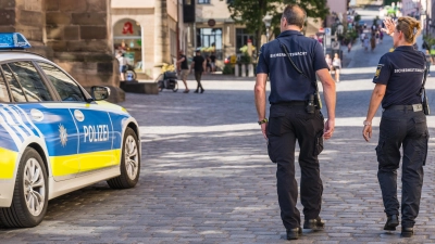 Ansprechpartner vor Ort sein und für Recht und Ordnung sorgen: So sieht ein Engagement bei der Sicherheitswacht aus. (Foto: Polizeiinspektion Mittelfranken)
