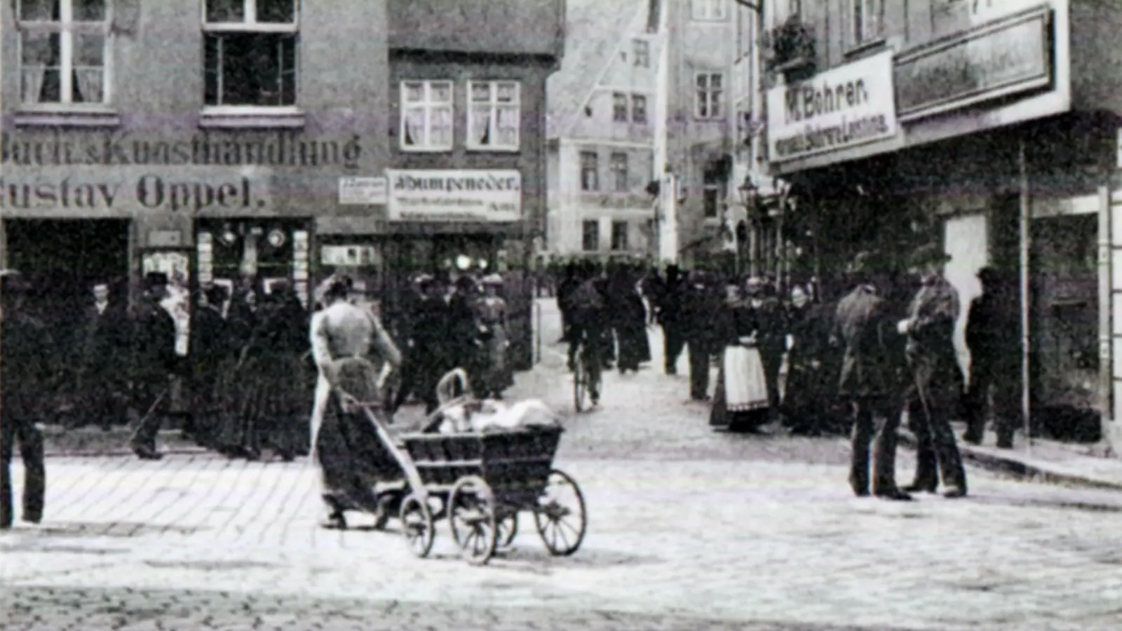 Diese Aufnahme, entstanden in den 1920er-Jahren, zeigt den Blick vom Unteren Markt in die Uzstraße. Links das Geschäft von Gustav Oppel. (Repro: Alexander Biernoth)