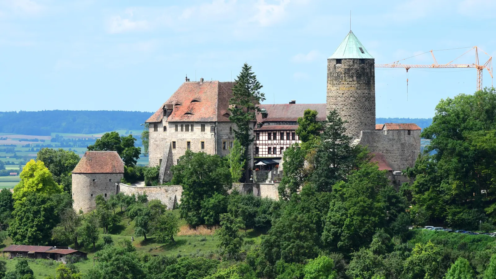 Auf einer Erhöhung steht die markante Burg Colmberg. (Foto: Jim Albright)