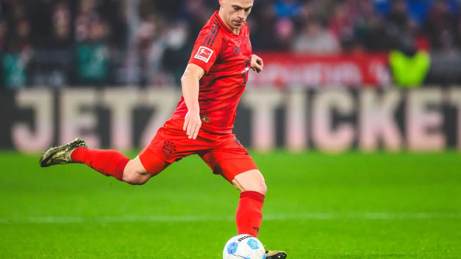 Joshua Kimmich in Aktion beim Bayern-Sieg gegen Hoffenheim. (Foto: Tom Weller/dpa)