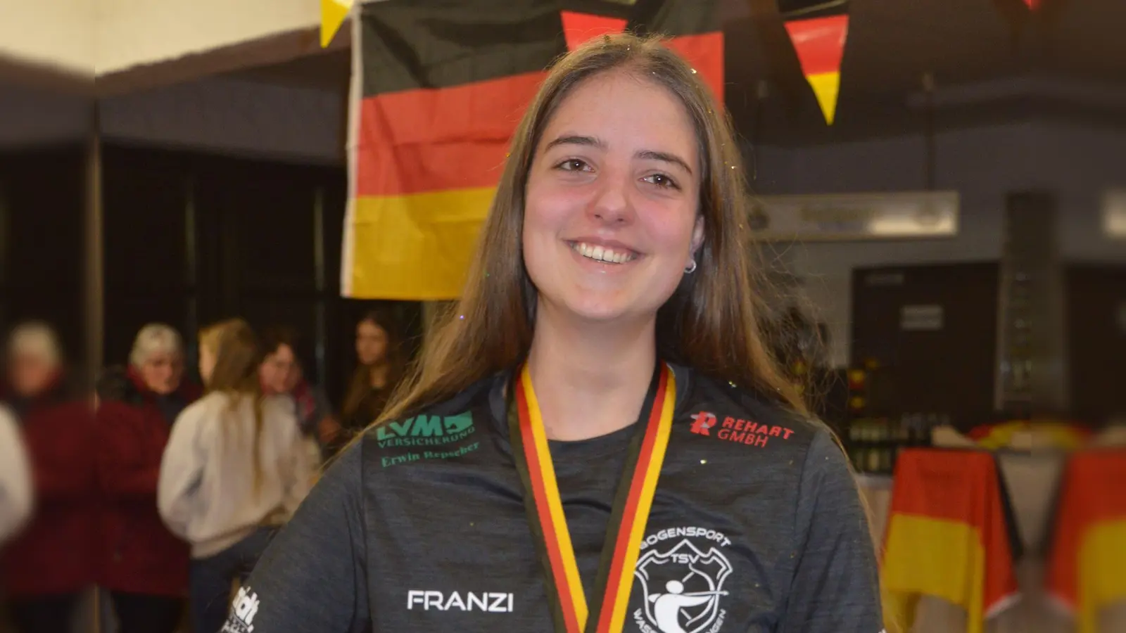 Mit der Goldmedaille kehrte Franziska Göppel von der DM der Bogenschützen aus München nach Wassertrüdingen zurück. (Foto: Peter Tippl)