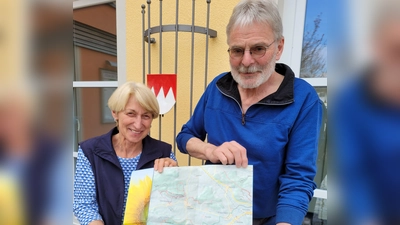 Dorothea Stern und Michael Wolf sorgen dafür, dass die Wanderwege in Dietersheim korrekt beschildert sind. (Foto: Nina Daebel)