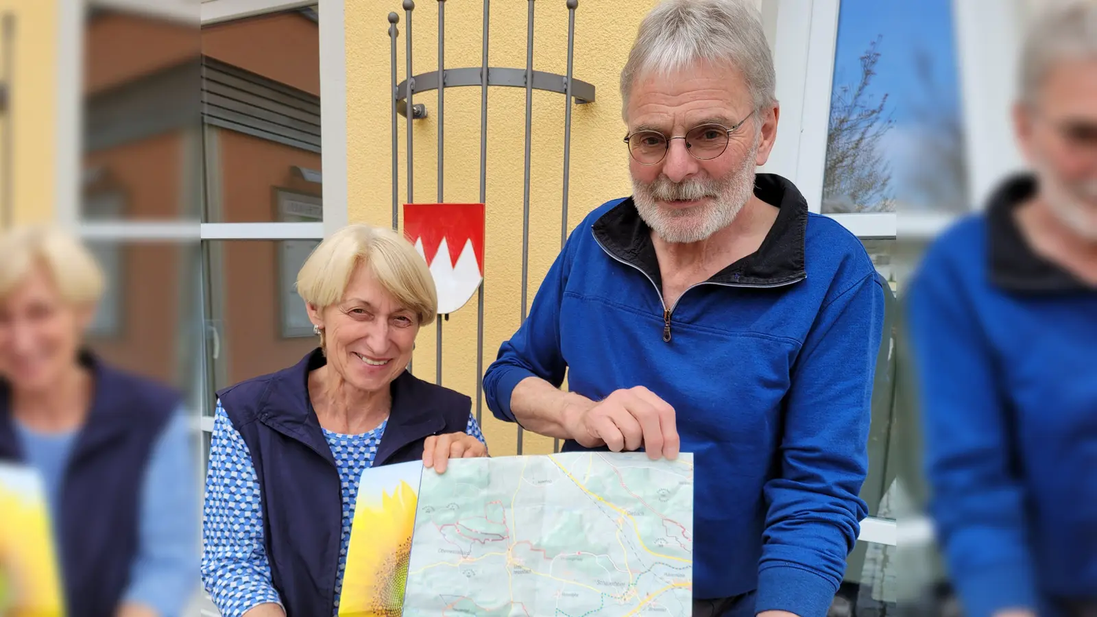 Dorothea Stern und Michael Wolf sorgen dafür, dass die Wanderwege in Dietersheim korrekt beschildert sind. (Foto: Nina Daebel)