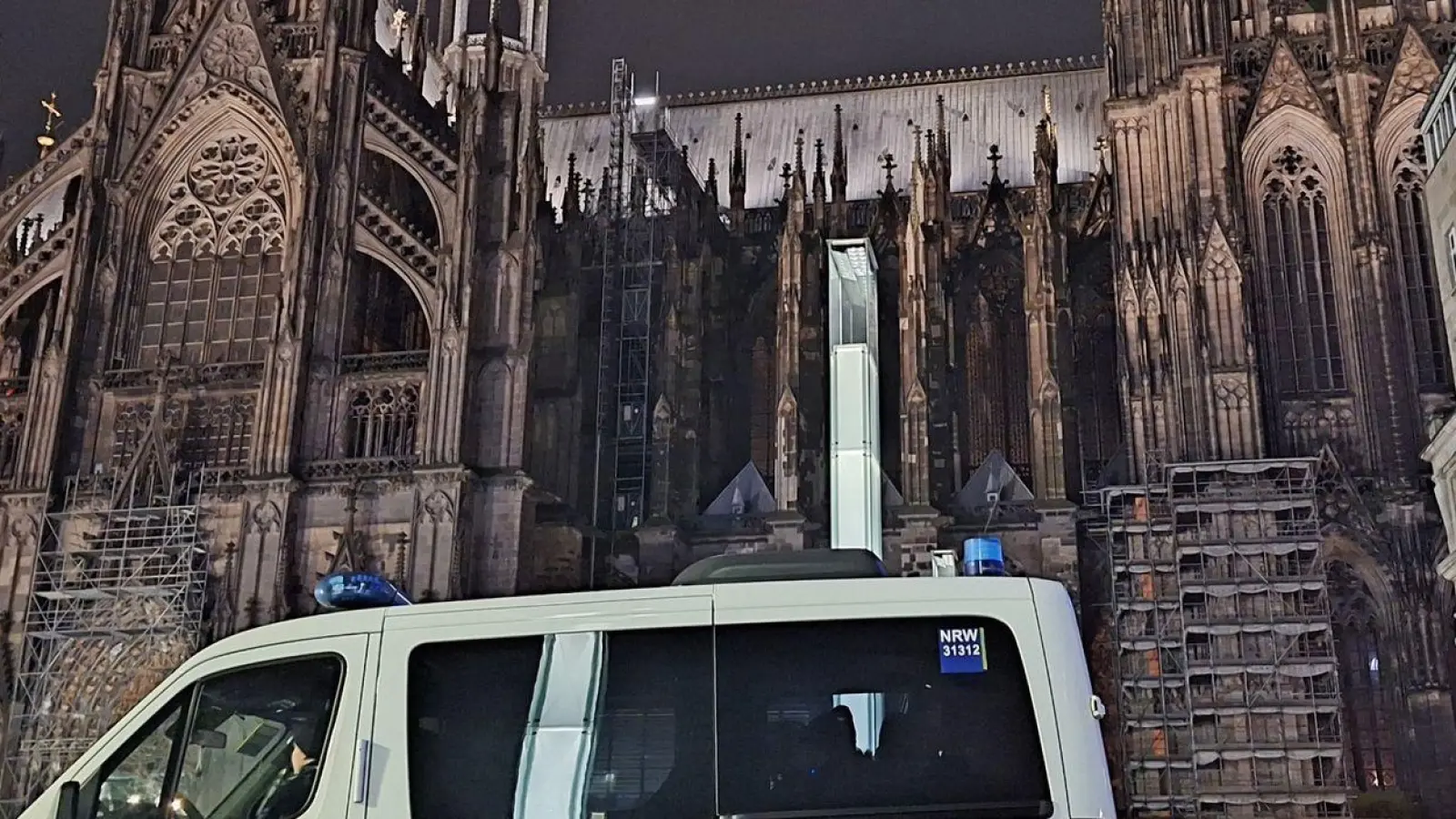 Die Polizei war wegen der Terrorwarnung am Kölner Dom mit einem Großaufgebot im Einsatz (Archivbild). (Foto: Sascha Thelen/dpa)