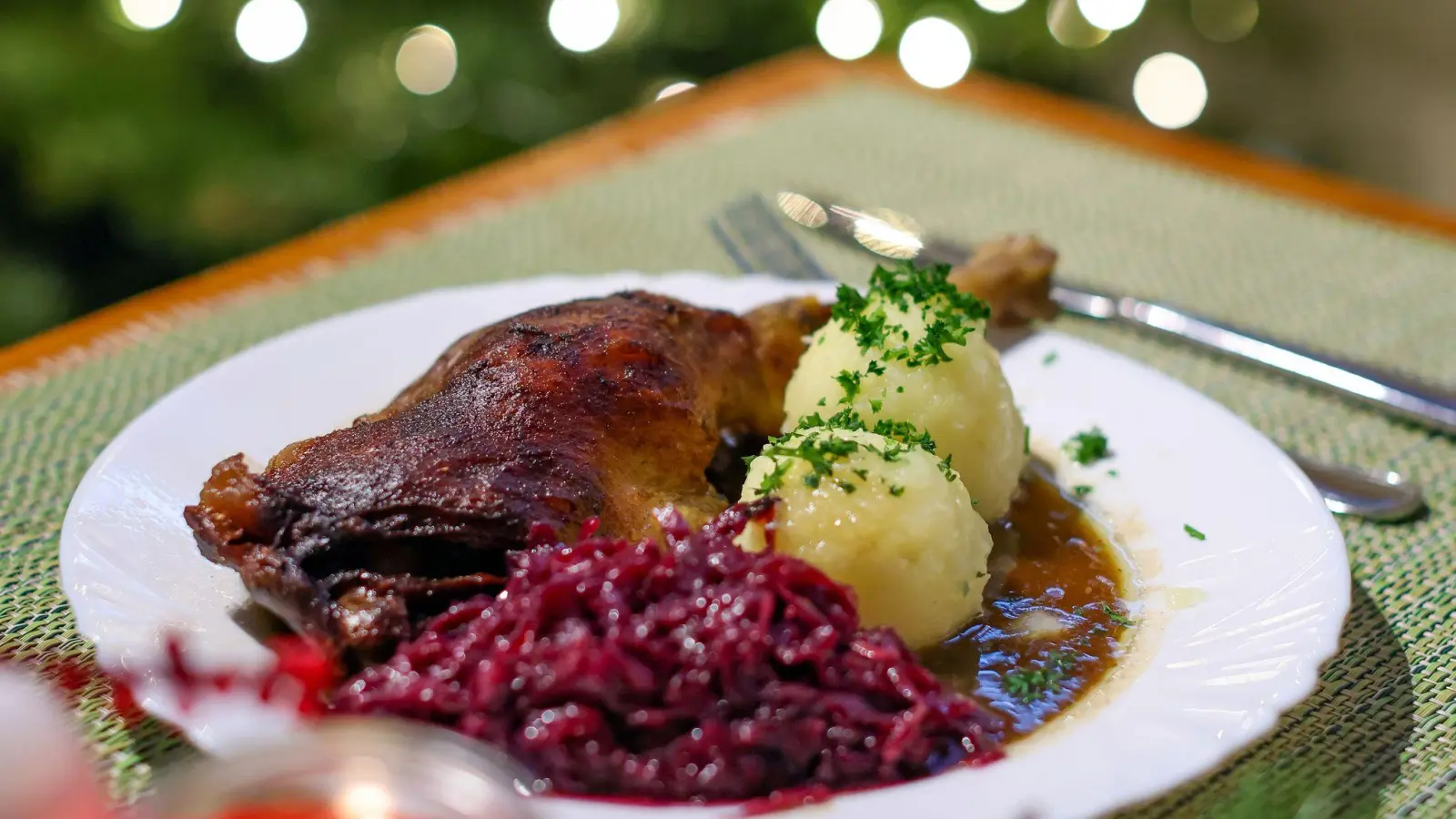 Da läuft einigen das Wasser im Mund zusammen, aber nicht allen: eine Portion knusprige Gänsekeule mit Rotkohl und Klößen. (Archivbild) (Foto: Jan Woitas/dpa-Zentralbild/ZB)