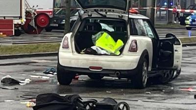 Der Kinderwagen vor dem Auto des Täters. (Archivbild) (Foto: Christoph Trost/dpa)