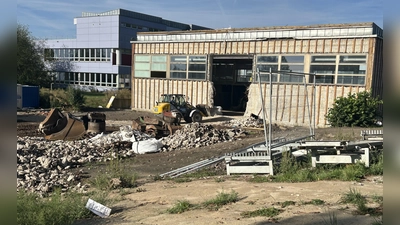Das Projekt läuft auf Hochtouren: Momentan wird die alte Turnhalle entkernt, anschließend wird das Gebäude abgerissen. (Foto: Florian Pöhlmann)