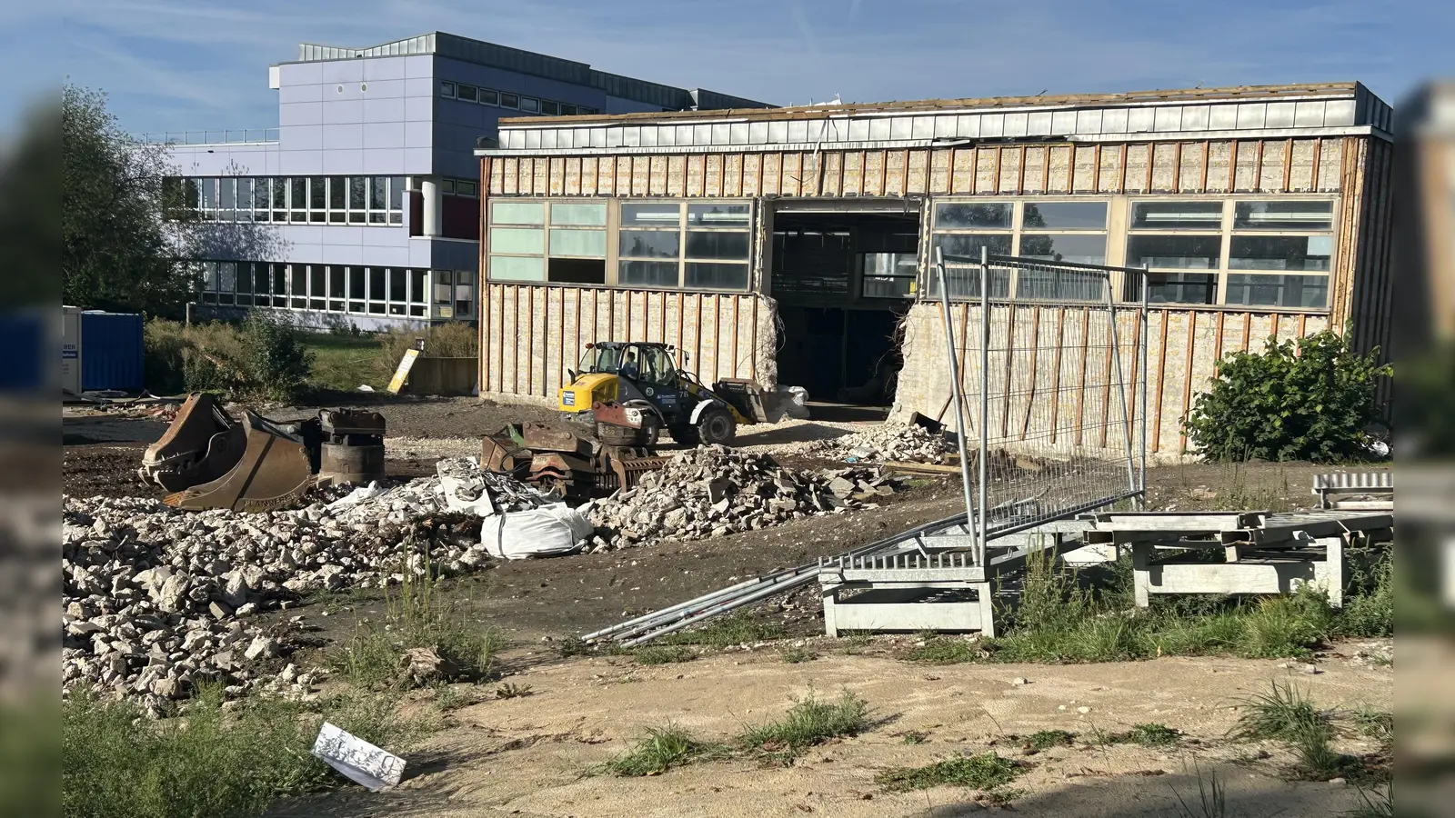 Das Projekt läuft auf Hochtouren: Momentan wird die alte Turnhalle entkernt, anschließend wird das Gebäude abgerissen. (Foto: Florian Pöhlmann)