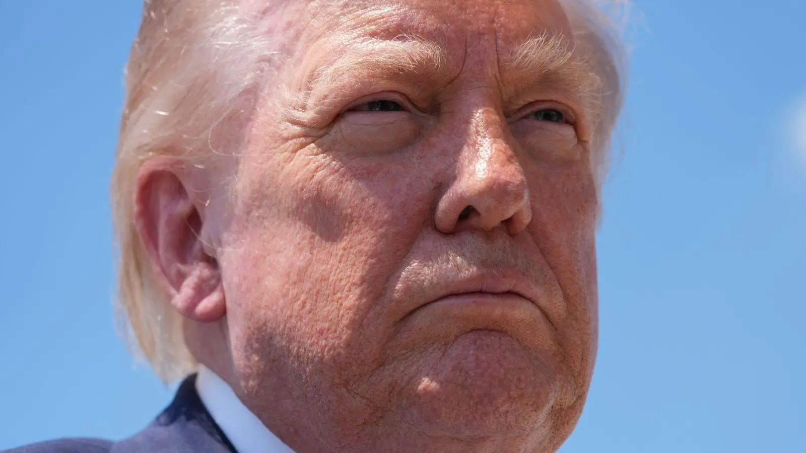 Israel und die Hisbollah im Libanon werden laut US-Präsident Trump vorerst von weiteren Angriffen aufeinander absehen. (Archivfoto) (Foto: Jacquelyn Martin/AP/dpa)