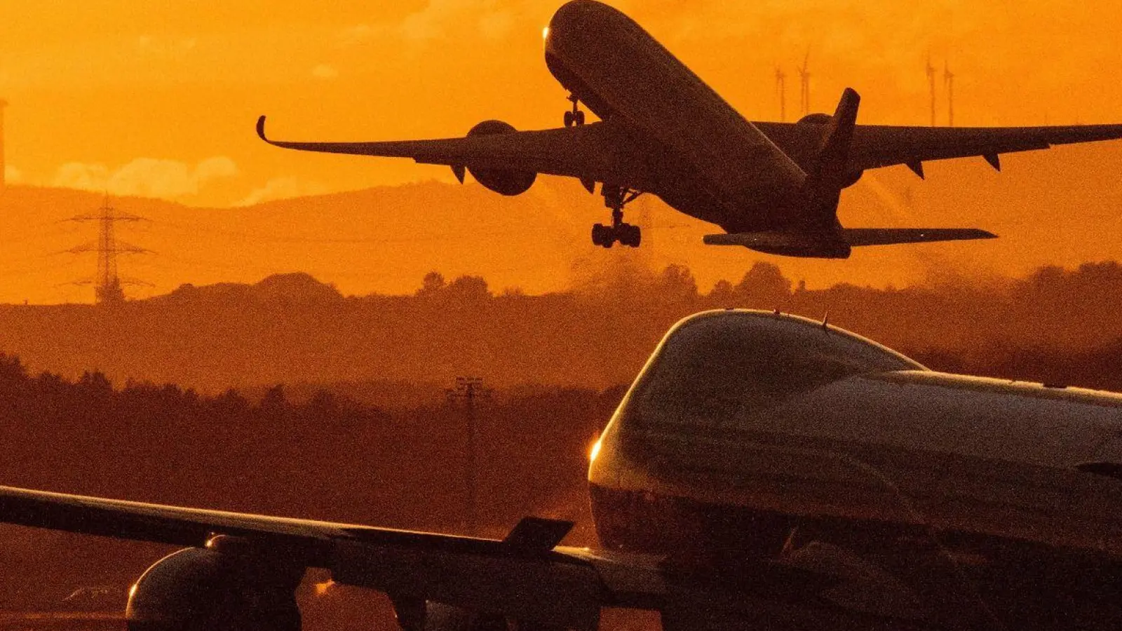 Damit der Ferienflieger nicht ohne einen abhebt: Bei „Rail and Fly“-Angeboten sollten Urlauber einen ausreichenden Zeitpuffer für die Fahrt zum Flughafen einplanen. (Foto: Boris Roessler/dpa/dpa-tmn)