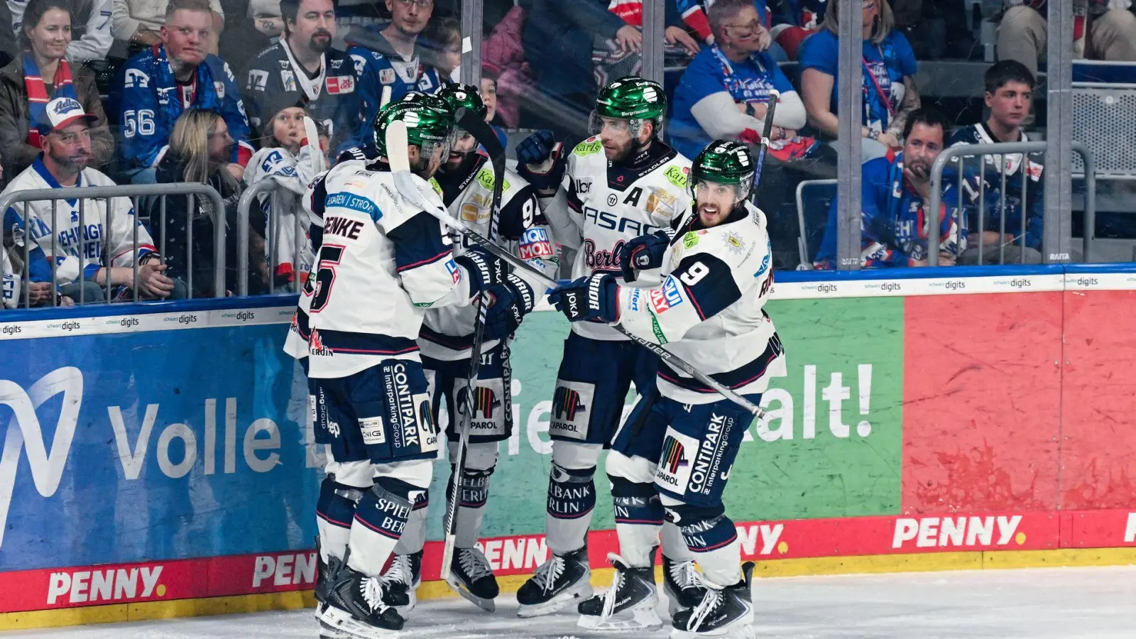 Jubeln über einen Auswärtssieg in Mannheim: die Eisbären Berlin. (Foto: Uwe Anspach/dpa)