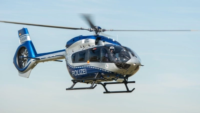 Im oberfränkischen Kemmern wurde ein Polizeihubschrauber während eines Übungsflugs gezielt mit Feuerwerkskörpern beschossen. (Symbolbild) (Foto: Wolfram Kastl/dpa)