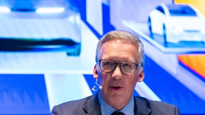 Die Autoindustrie will bei der bevorstehenden Messe IAA in München ein Signal der Zuversicht senden, wie VDA-Geschäftsführer Jürgen Mindel sagt. (Foto: Lennart Preiss/dpa)