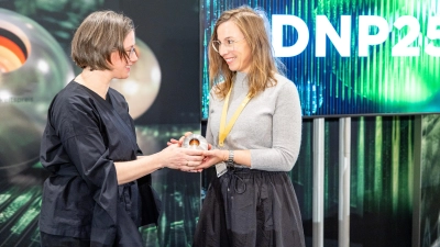 Der deutsche Nachhaltigkeitspreis wurde bei einer großen Gala übergeben. Hier erhält Lisa Kraft-Scheiderer (rechts) den Preis aus den Händen von Yvonne Zwick, Autorin des Buches „Nachhaltigkeit machen”. (Foto: Schuchrat Kurbanov)