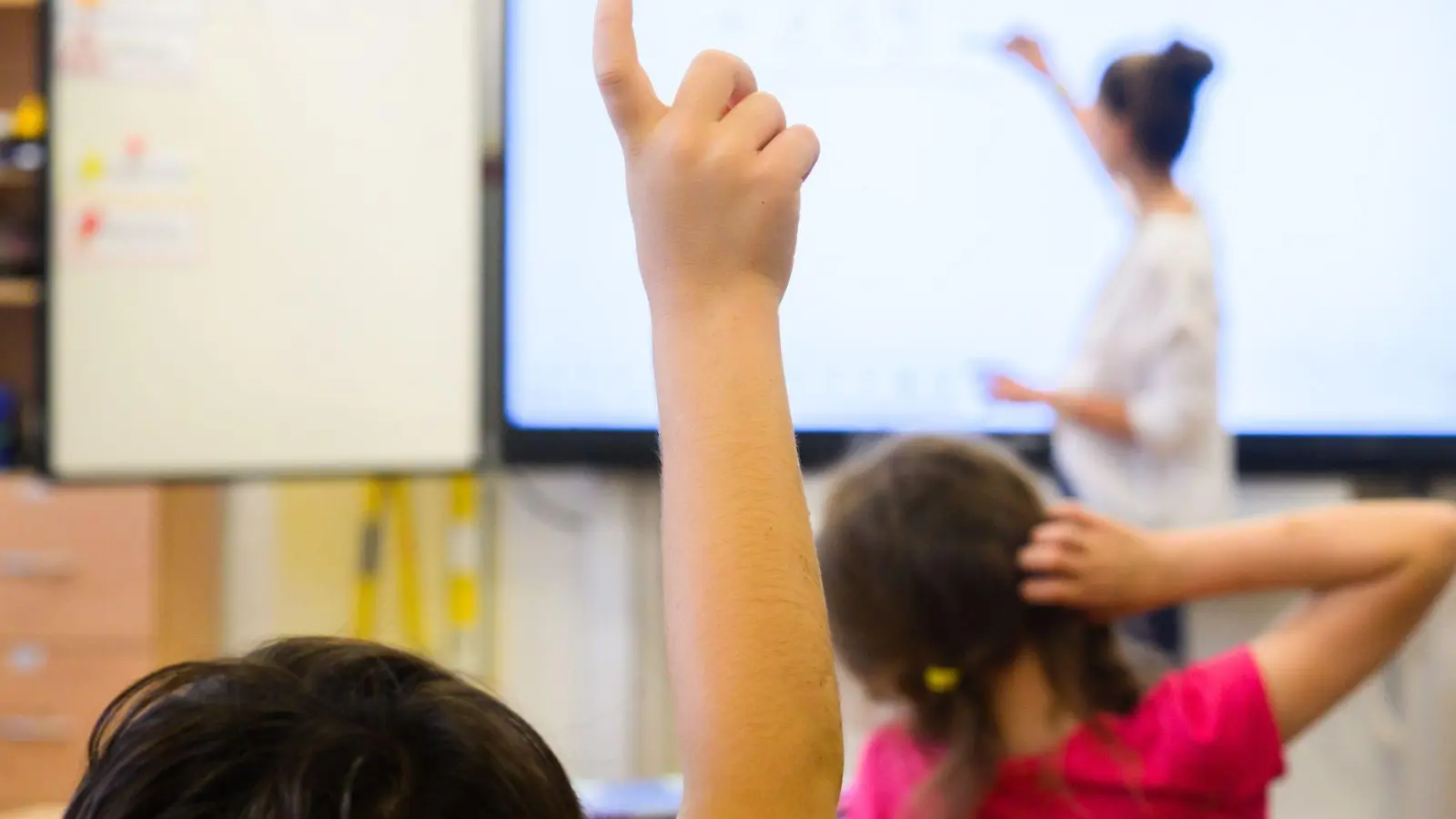 Die Arbeitszeitkonten für Lehrkräfte an Grundschulen werden geändert. (Foto: Julian Stratenschulte/dpa)