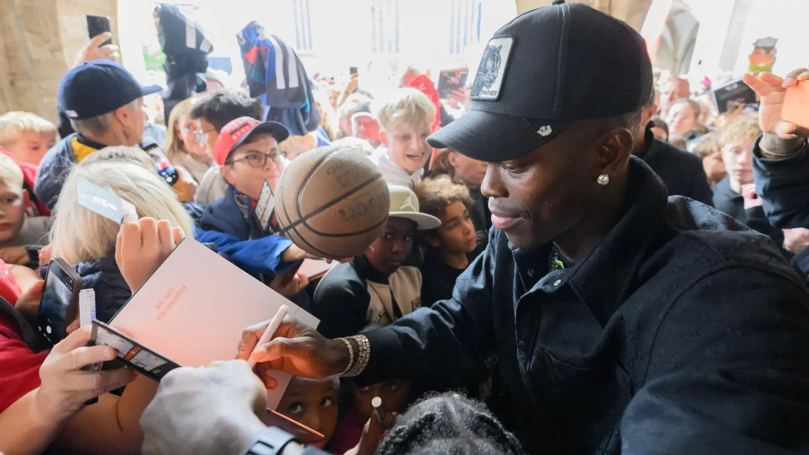 Tausende Basketball-Fans feierten Dennis Schröder in Braunschweig. (Foto: Julian Stratenschulte/dpa)