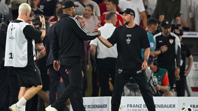 Shake Hands der Trainer Vincent Kompany (l) und Sebastian Hoeneß nach dem Supercup-Duell zu Saisonbeginn. (Archivbild) (Foto: Tom Weller/dpa)