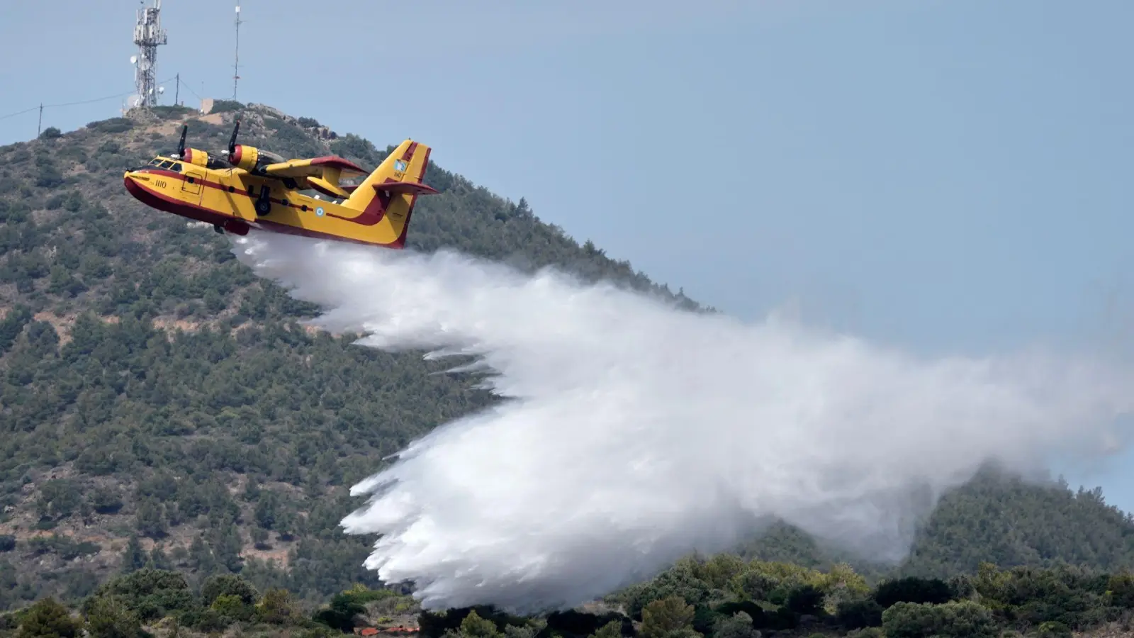 Löschflugzeuge sind weiterhin unterwegs. (Archivbild) (Foto: Thanassis Stavrakis/AP/dpa)