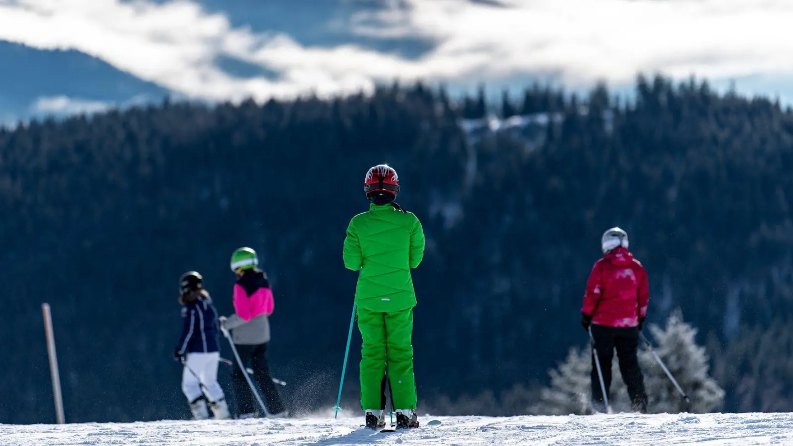 Die Preise für Skipässe sind in dieser Saison im Schnitt um rund fünf Prozent gestiegen: Am teuersten ist das Tagesticket für Erwachsene mit 106 Euro im Schweizer Zermatt, während am Feldberg im Schwarzwald bereits 42 Euro ausreichen. (Foto: Patrick Seeger/dpa/dpa-tmn)