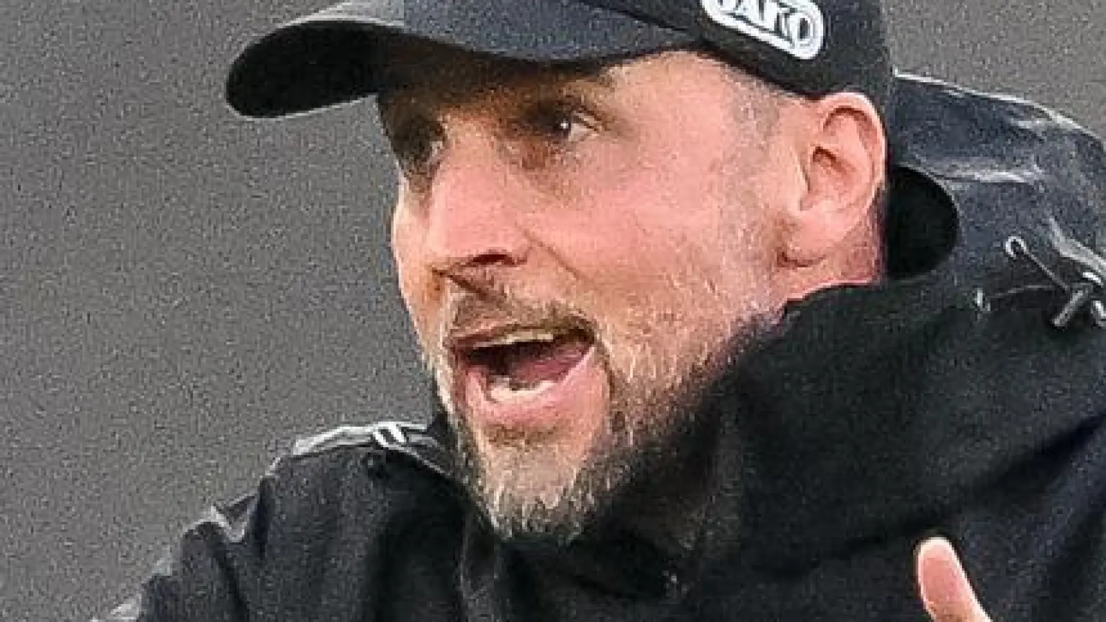 Auch VfB-Coach Sebastian Hoeneß reagierte nach dem Schlusspfiff kurzzeitig emotional.  (Foto: Harry Langer/dpa)