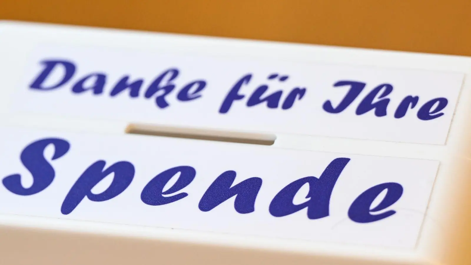 Die Spendenbereitschaft mancher Menschen geht offenbar zurück. (Symbolbild) (Foto: Jens Kalaene/dpa)