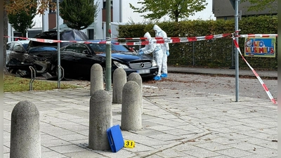Beamte der Spurensicherung sind neben zwei ausgebrannten Autos im Einsatz. Die Polizei bittet um Zeugenhinweise. (Foto: Roland Freund/dpa)